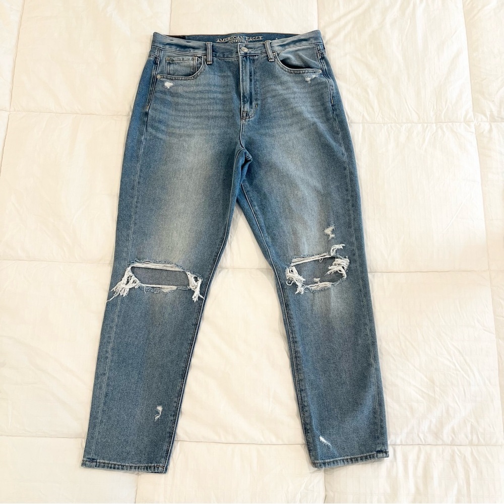 American Eagle ripped high-rise light wash mom Jeans Size 10